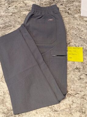 FIGS Women’s Grey Cargo Scrub Pants